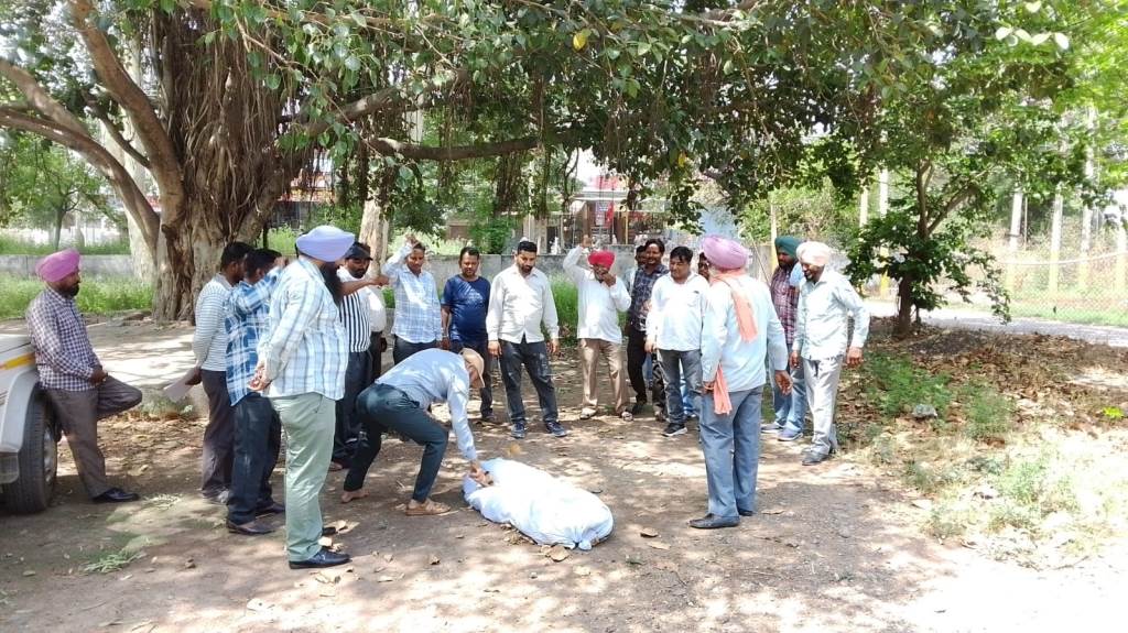 Technical Services Union Bhangal burns effigies of the Punjab government at the subdivision level in protest against lathicharge on apprentice linemen